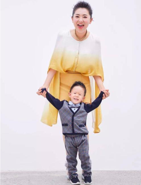 央视主持人月亮姐姐晒视频2岁儿子出镜惹网友爆笑