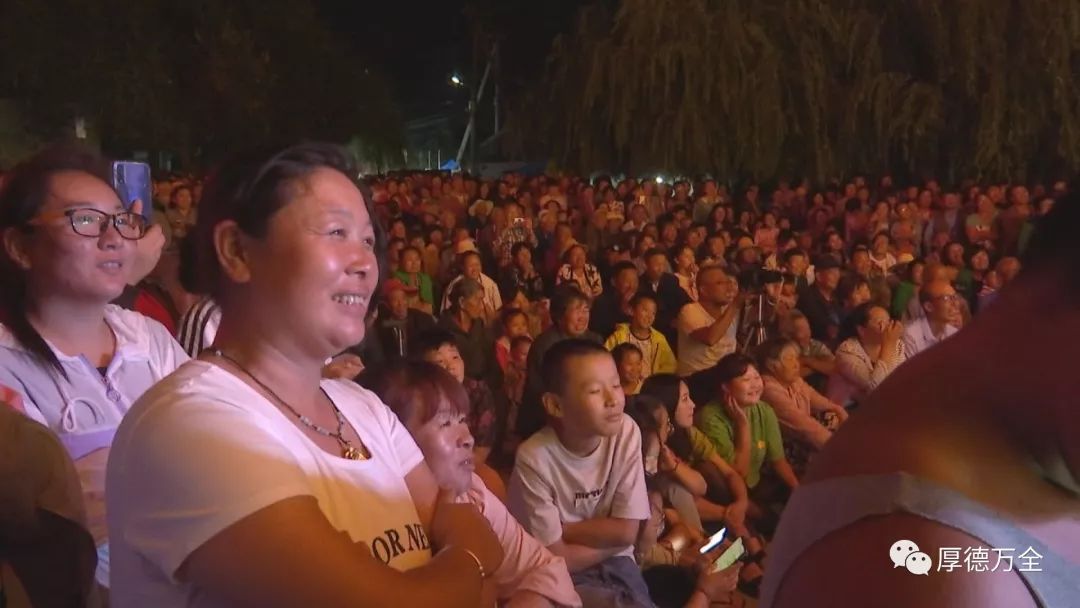 万全老龙湾村开了一个表彰会给这些人颁奖