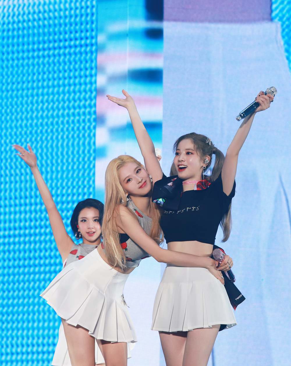 twice世巡首尔站现场照公开朴志效俞定延等献精彩演出笑料不断组图