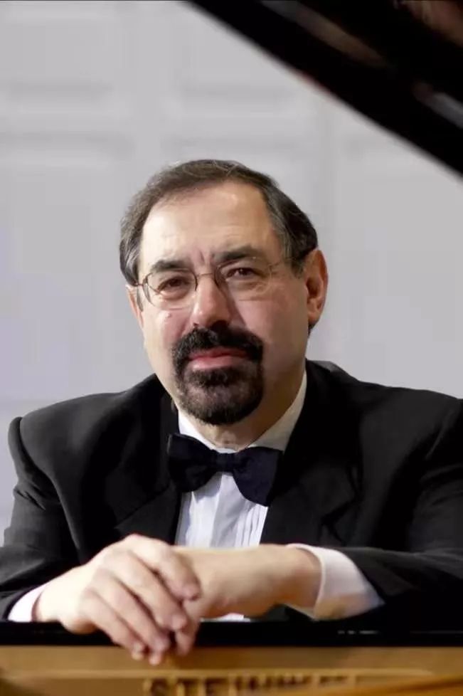 以演奏普罗科菲耶夫,斯克里亚宾等现代派作品而闻名的美国钢琴家