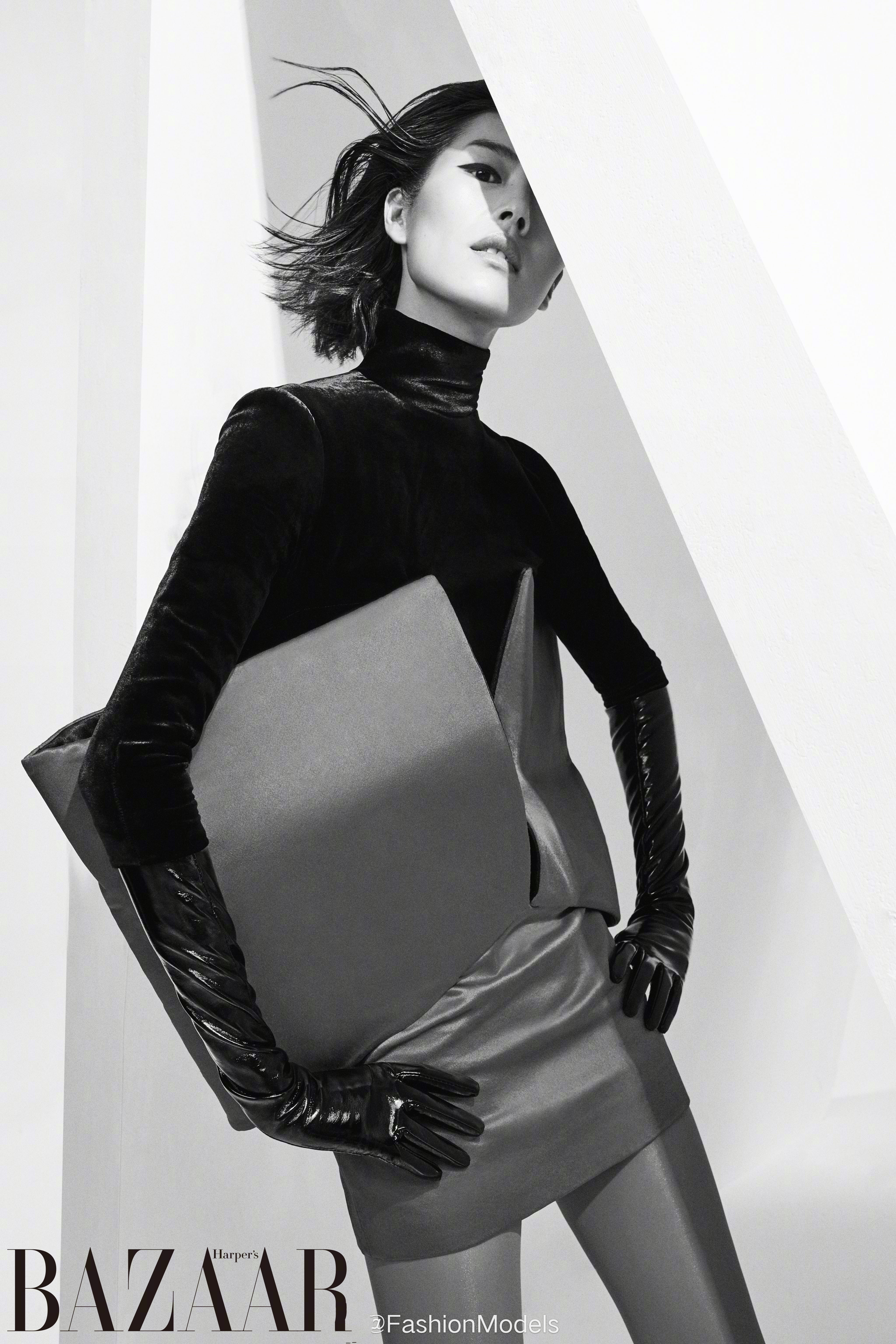中国超模刘雯身着印花连体衣登上时尚杂志封面封面,在黑白极简风大片