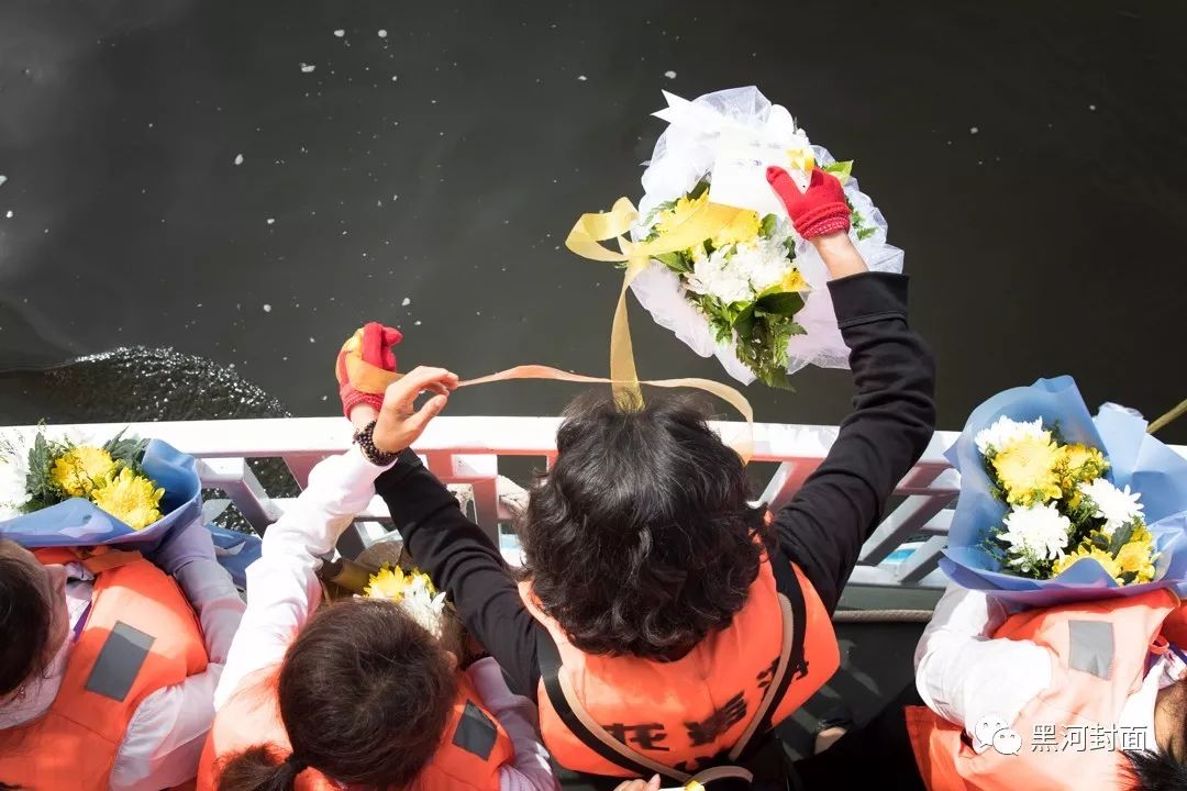 气球一起放飞向安息于此江的亲人致敬黑河市南山公墓内树葬仪式在此地