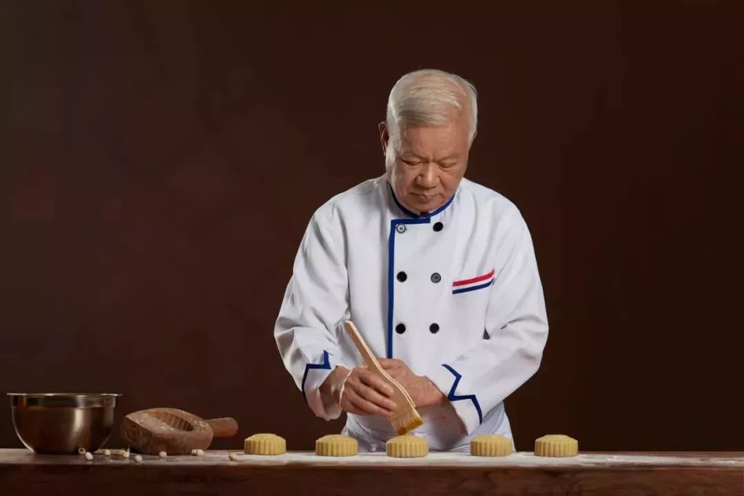 这款黑金双耀流心月饼,出自国宝级唐饼大师——张文基(基叔)之手.