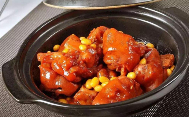 黄豆焖猪脚这样做猪脚不腥还绵软香糯又美味一锅都不够吃