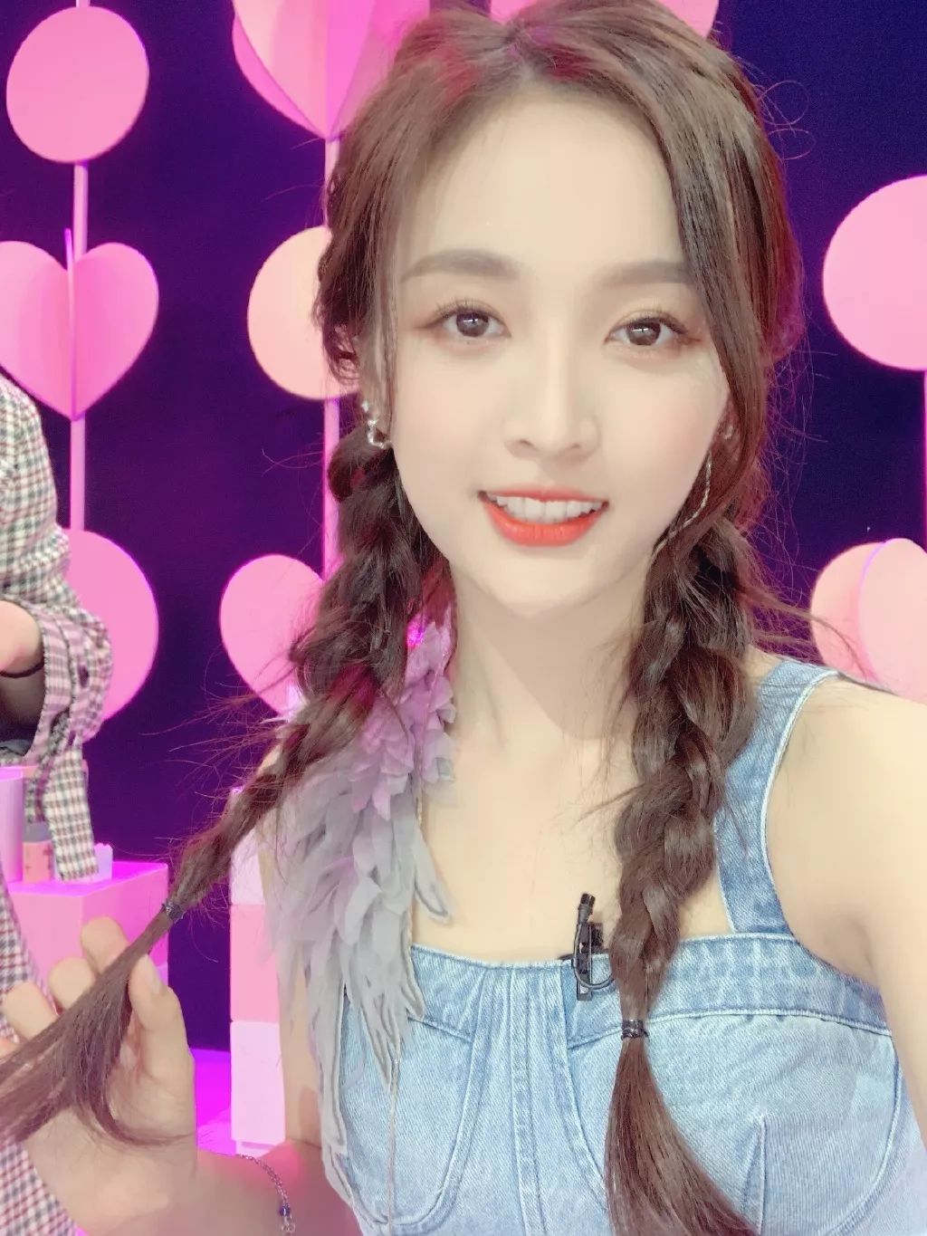 的造型大都是走甜美路线的,比如这样带些粉色的长直发,戴上"草莓"耳饰