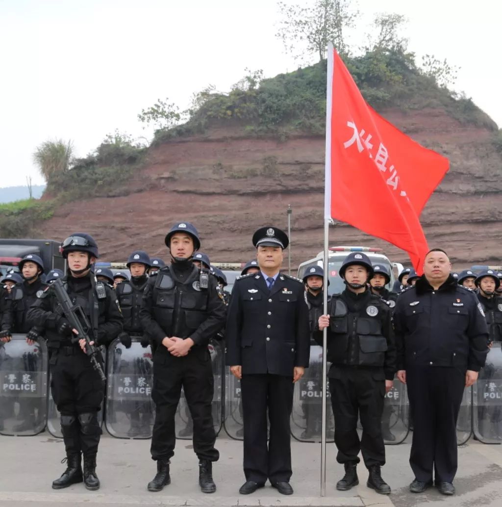 "大竹县公安局民警香港的战友们 ,加油!有十四亿同胞与你们并肩前行!