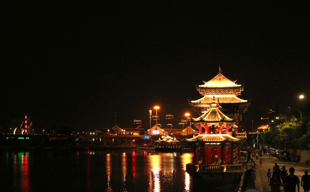 夜景美炸了華燈初上龍舟池畔璀璨得令人心醉