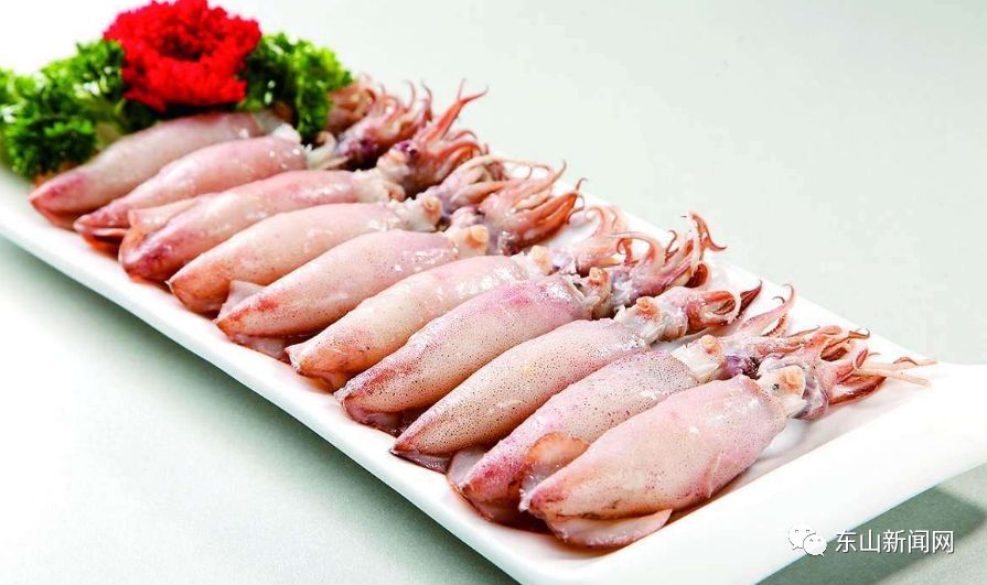 白灼小管,饱满脆甜的小管,咬下去墨汁爆出,让你瞬间"变黑牙".