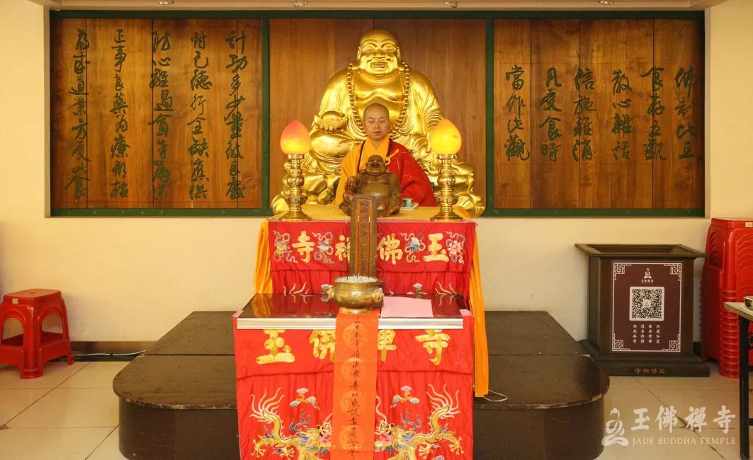 恭敬僧宝,功德殊胜!百余名居士共同设斋供僧上海玉佛禅寺五观堂内