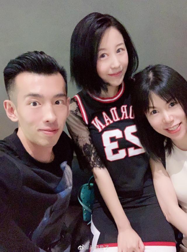 最美台球裁判素颜照曝光,曾因"事业线"爆红_吕帅希