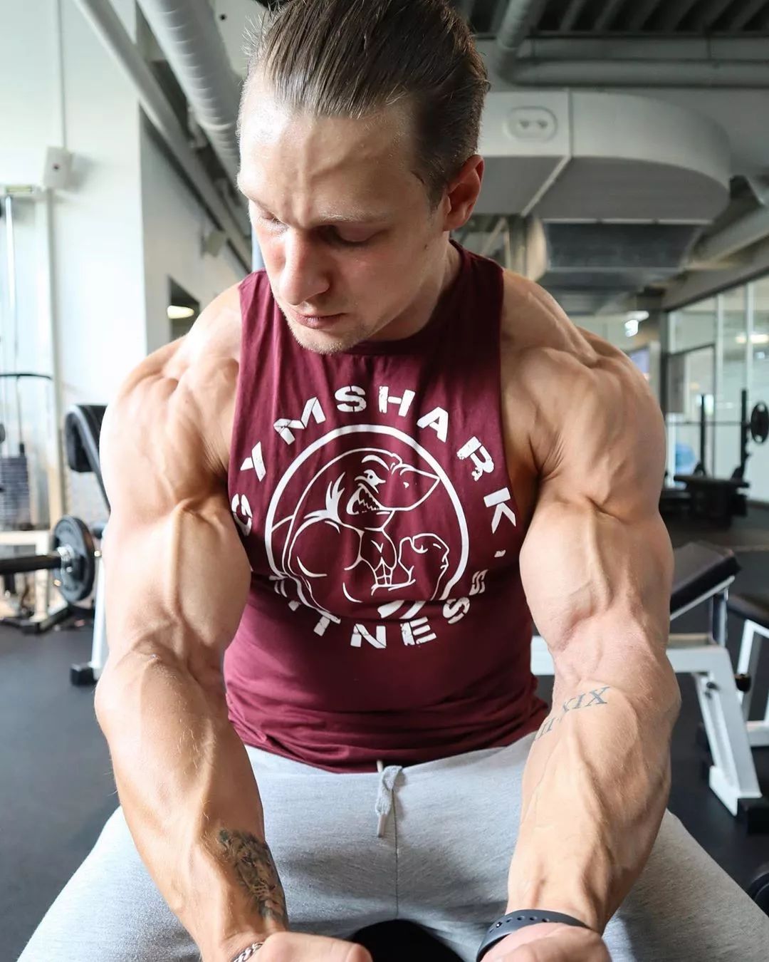 臂围45cm二头肌似小山包的猛汉自从成为奶爸以后