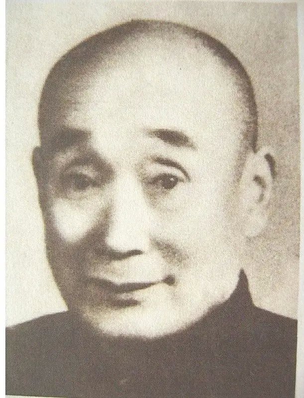 1908年,拜形意拳李存义,八卦掌名家刘凤春 等为师,融形意,八卦,太极