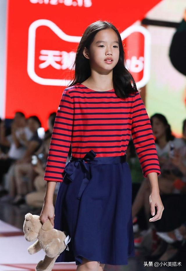 钟丽缇俩女儿登台走秀,气质高冷潮范,五官随妈颜值都很高