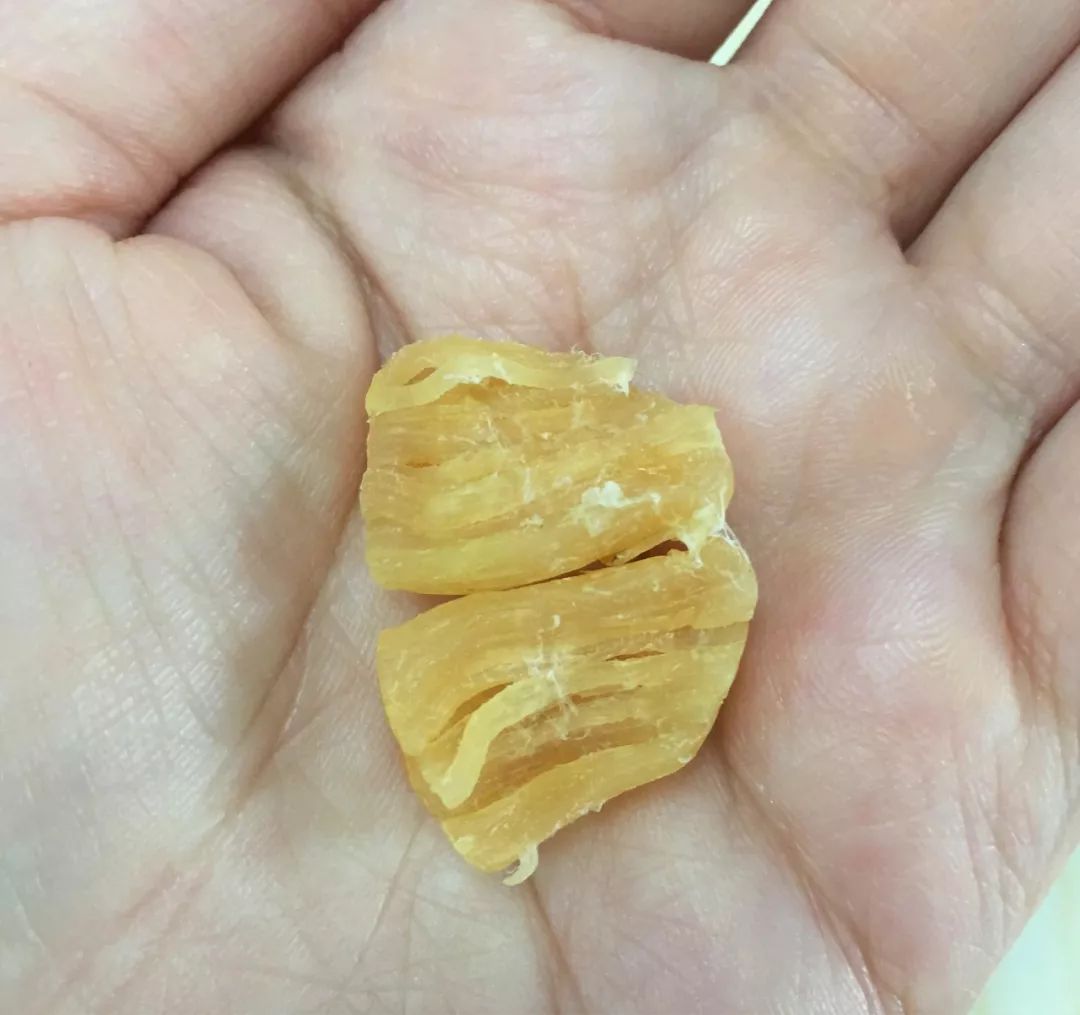 一颗颗饱满的瑶柱咸鲜异常却不带一丝腥味,味道跟零食店卖一百多块一