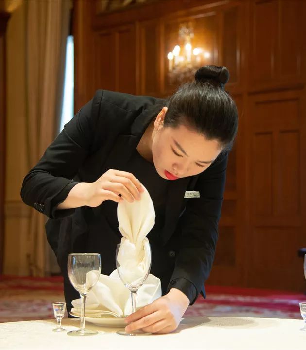 谁的折花受青睐让巧手折出我的用心斟酒竞赛20名青年battle平时的操练