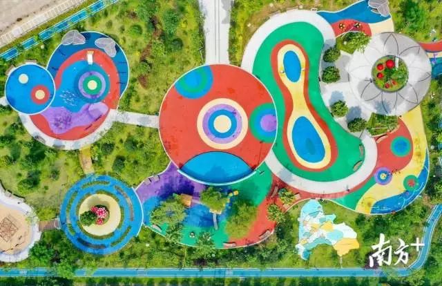 三角儿童公园设有儿童攀爬区,迷宫区,树屋,木船,小广场等设施,为孩子