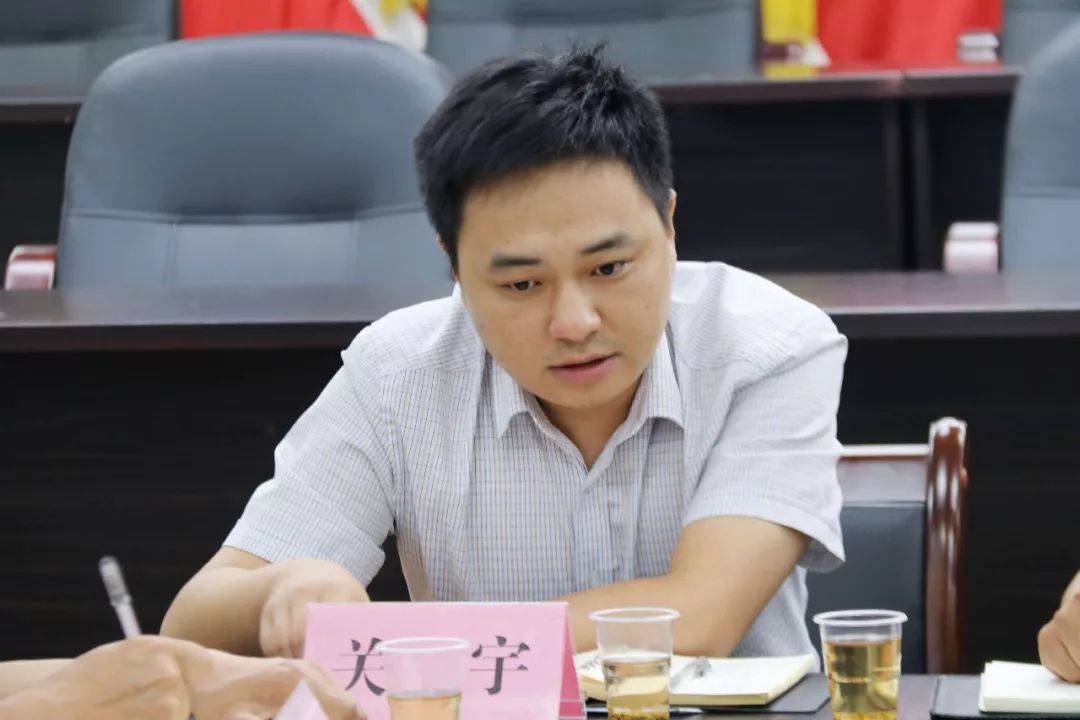 座谈会上,柯志强与全乡15个驻村第一书记,书记,主任围坐一圈共同探讨