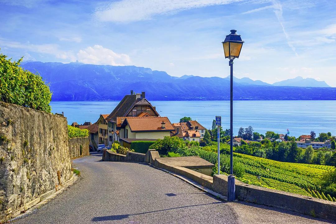 位于图恩湖和布里恩茨湖中间的因特拉肯小镇更是来到瑞士的必去之处