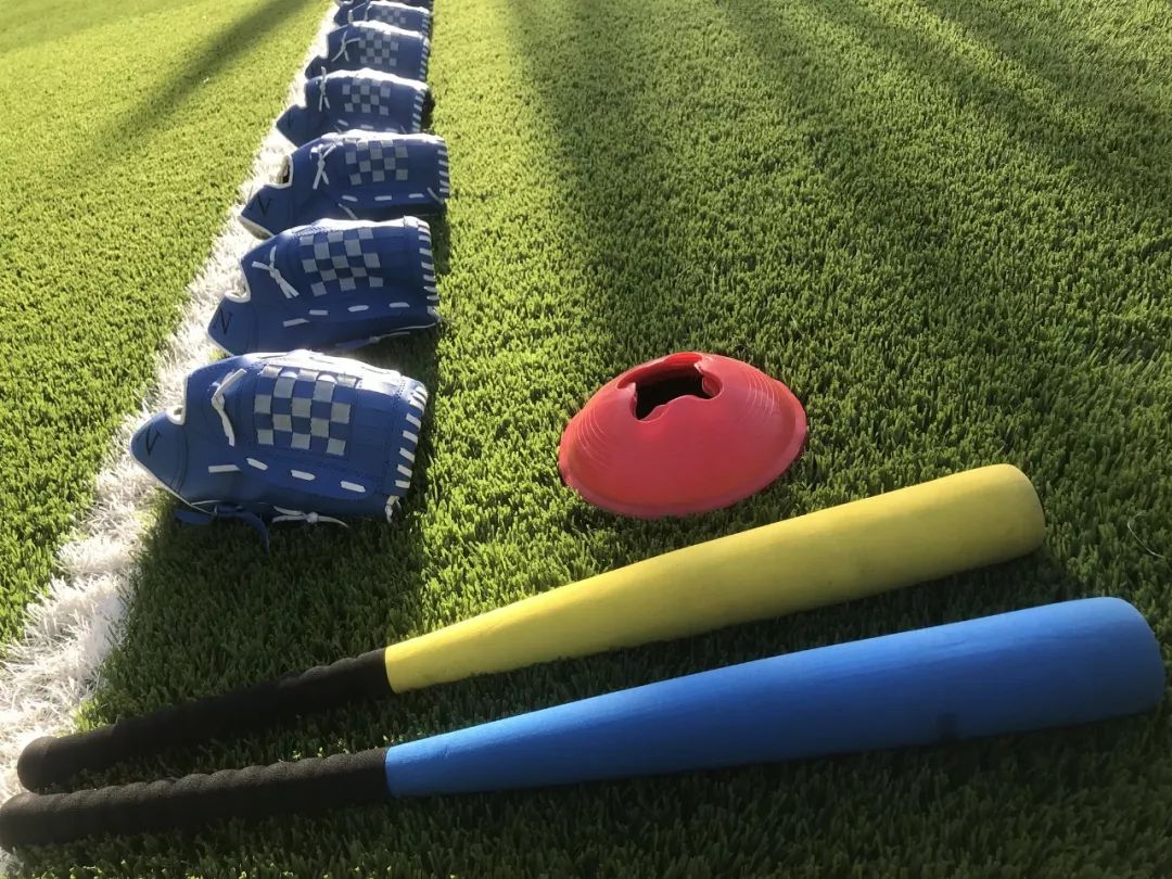 棒球,是以棒打小球为主要特点的一项集体性球类运动,被誉为"竞技与