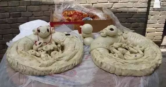蒸羊面云南省的习俗:腾越人祭祖后焚包,又用黄瓜一只,刻成船形,叫"