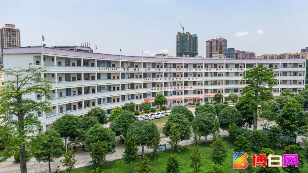 天空之眼瞰博白航拍博白县实验中学大实验的学子快来围观