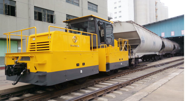 图说牵引车 东车公铁两用车设备为铁路线保驾护航