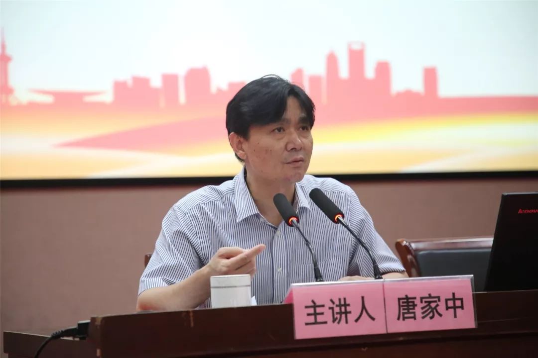 最后,张小虎提醒全体教育干部要切实提高政治站位,加强示范引领,规范