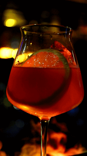 蛋清打底,佐以朗姆,玫瑰和柠檬汁儿等摇匀,最后加点