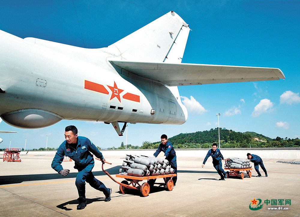 东部战区空军航空兵某部开展突防突击战术演练