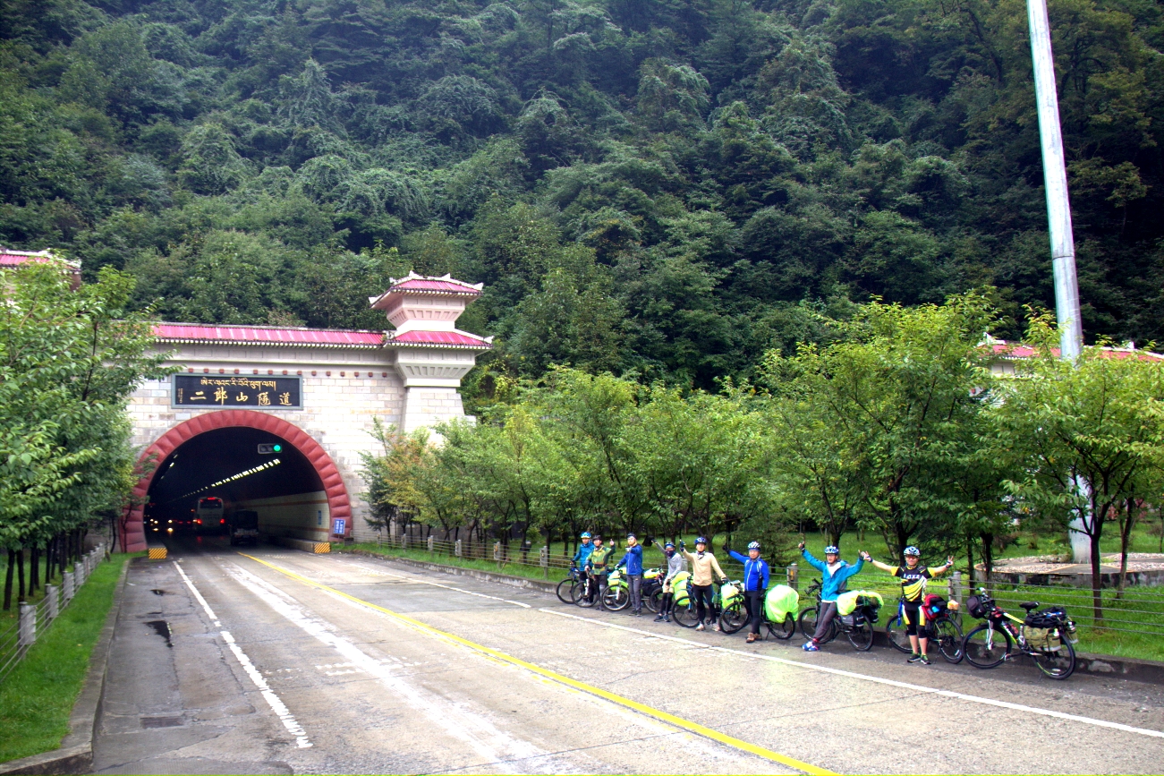 川藏线翻越二郎山,40分钟骑行30公里到泸定,却错过高空俯瞰大渡河