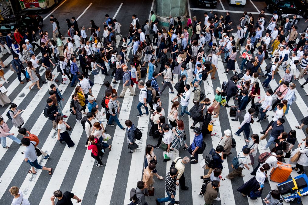 日本街头实拍:斜穿马路的斑马线太人性化,各种无障碍设施很完善