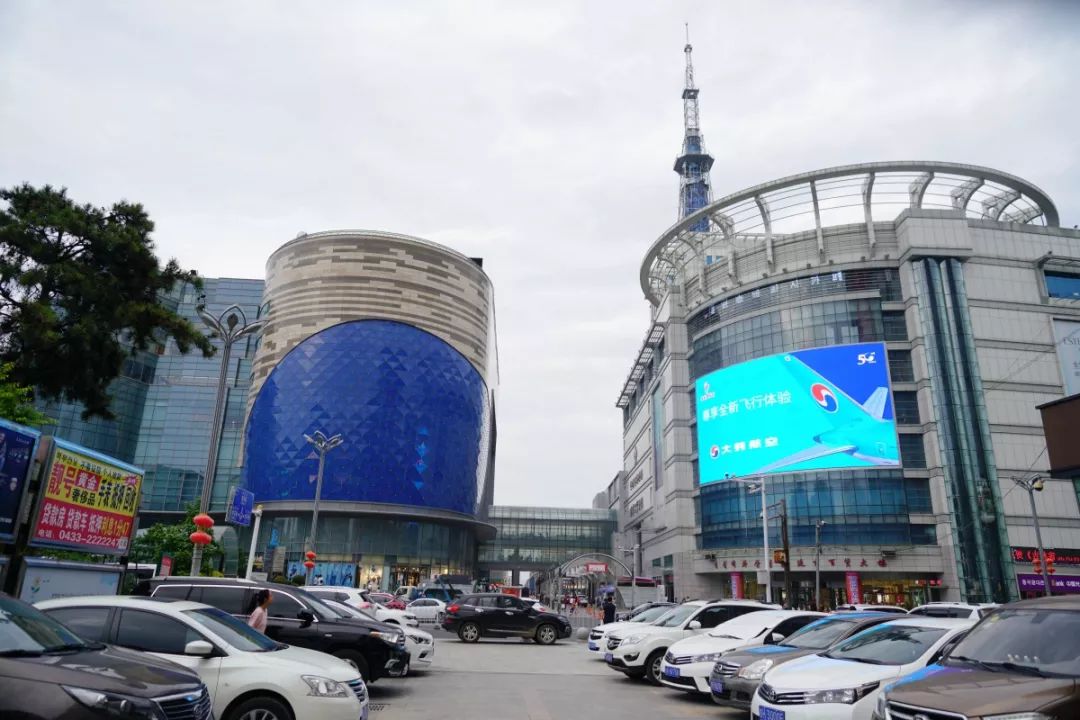 延吉市解放路现在的街景 延吉百货大楼摄影 何云敏(向海)湖南广播电视