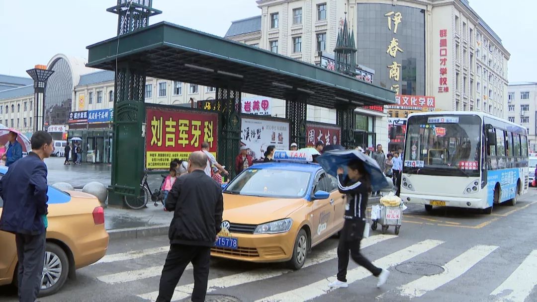 10点05分——泓江农贸市场西门站点——出租车停靠在公交站点位置,并