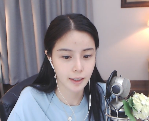 斗鱼女主播素颜出镜大受好评旭旭宝宝yyf为虎牙女主播送祝福