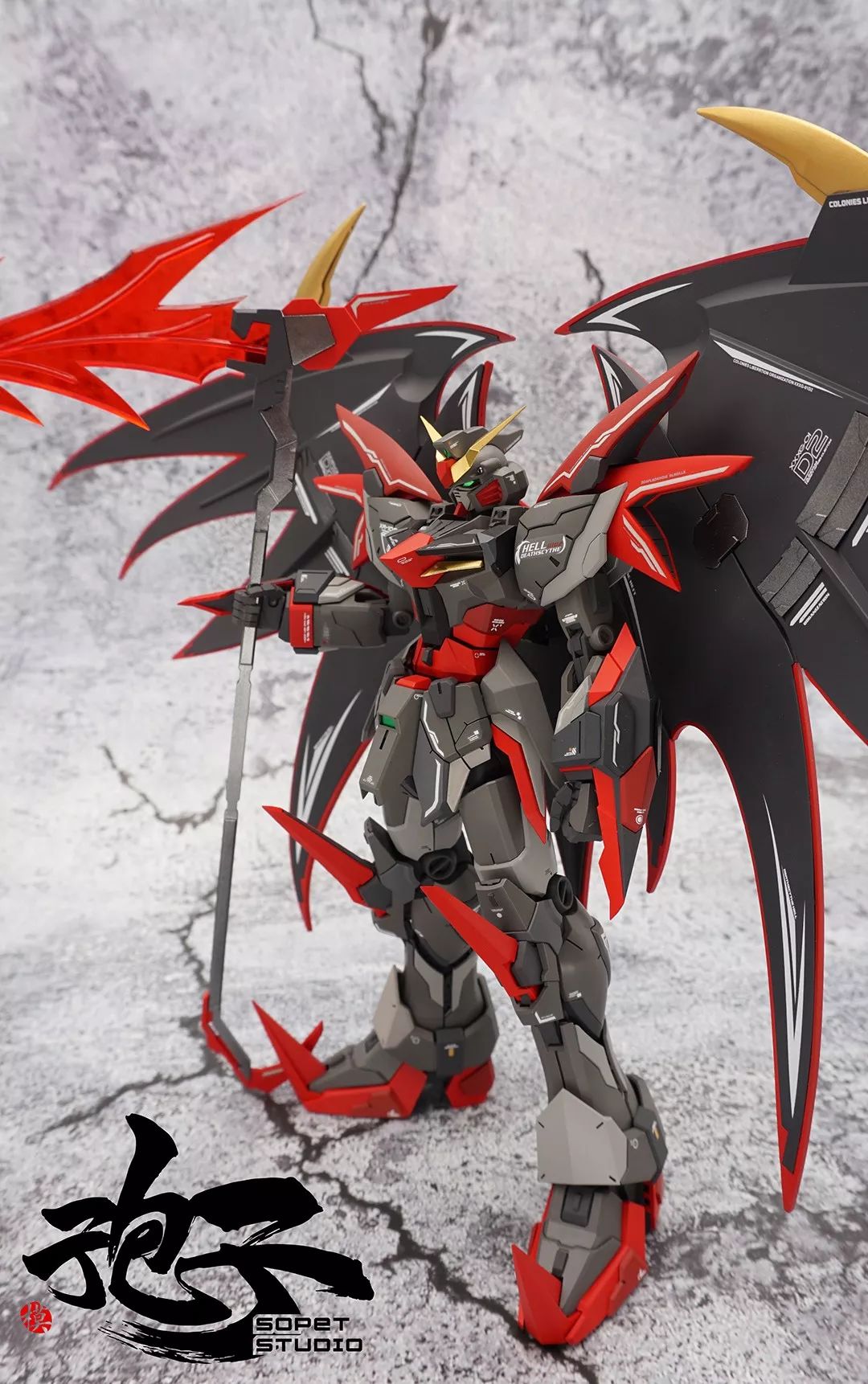 死神"高达基础上增设一对可移动装甲护翼,大辐度增强防护能力和战术