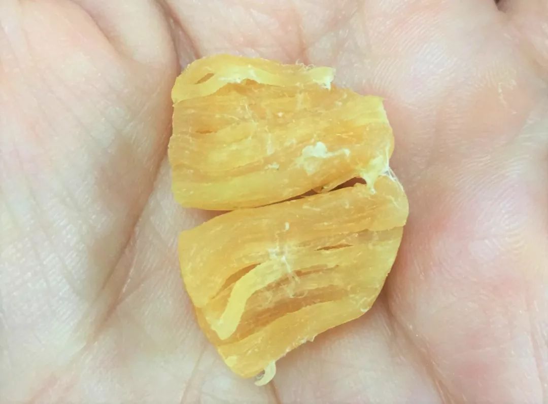 这款来自山东烟台的淡干瑶柱,它的扇贝生长在北方的冷水区域,水质洁净