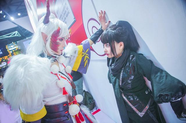 长腿美女在线壁咚,这游戏各种姿势都能有_玄极