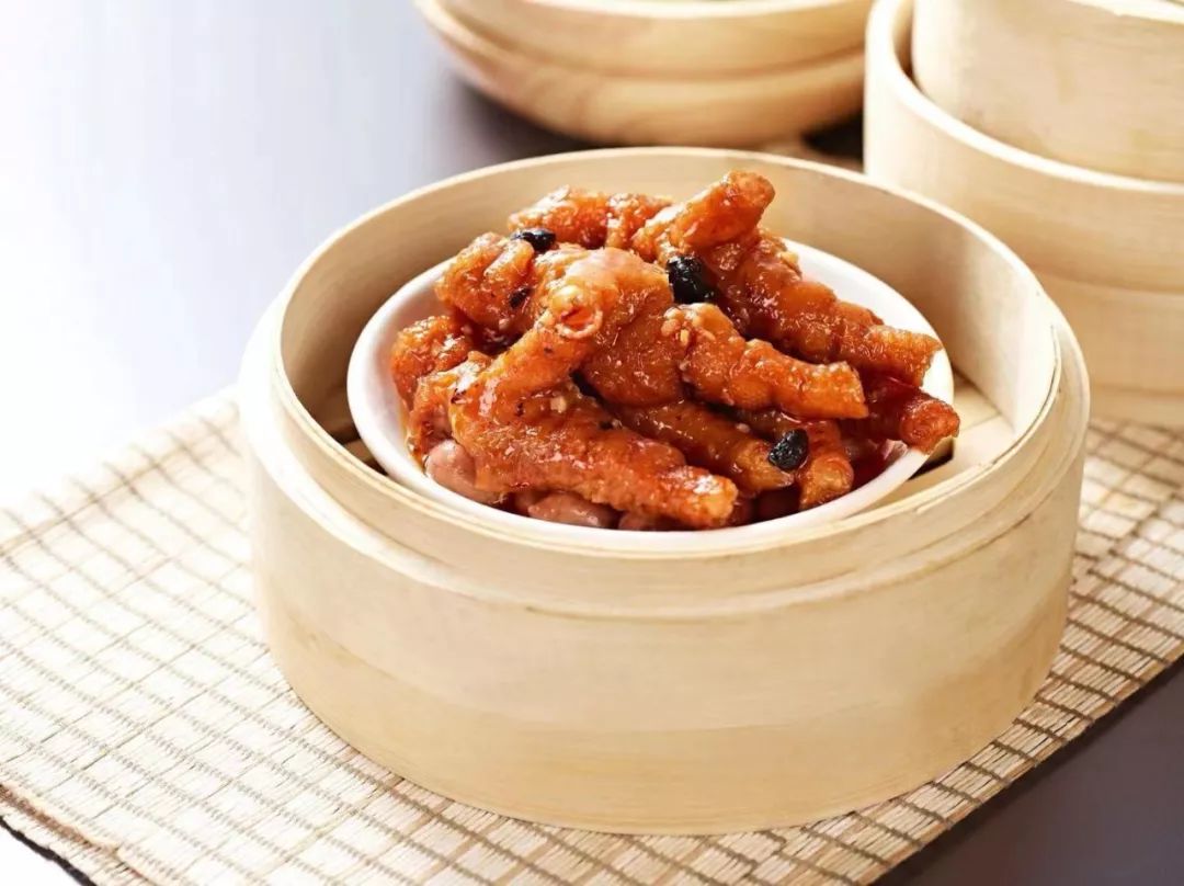 蒸凤爪,蒸排骨,烧麦.