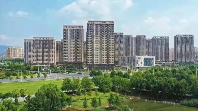 除了已交付的花港鸿福城,南京当前在建保障房项目有84个,总建筑面积达