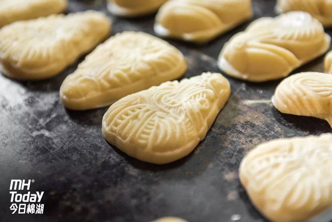 安仔粿饼的做法与安仔粿类似,只是里边的馅换成存放时间长久些的红豆