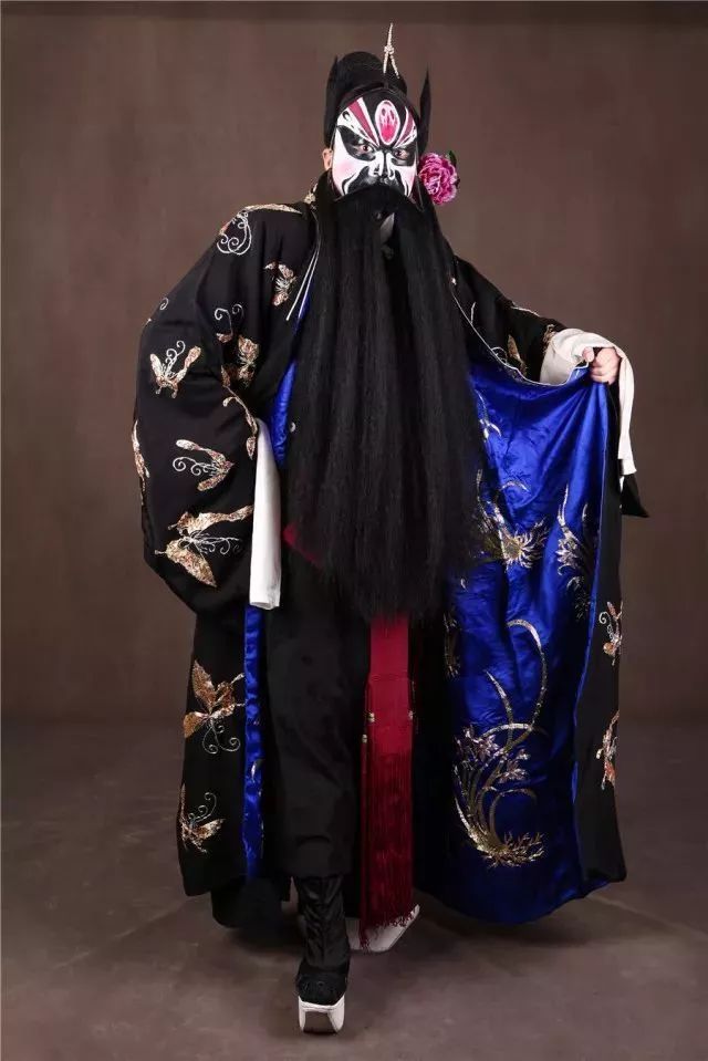 品戏戏曲舞台上的胡子