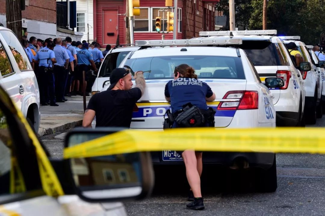费城枪战5小时后仍在猛烈交火,两警被困6警伤,更多细节披露