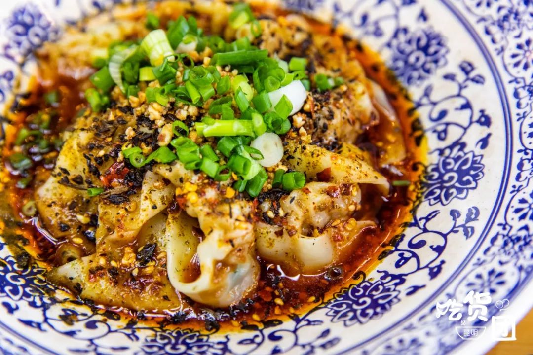 不如什么都来点!招牌干拌抄手配料很足的红辣抄手超级吸睛,才上来就