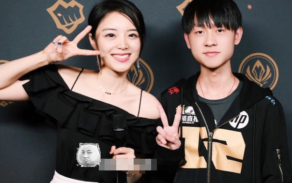 rng握手会出大事了,史上最美女粉看呆众人,小明想握出感情?