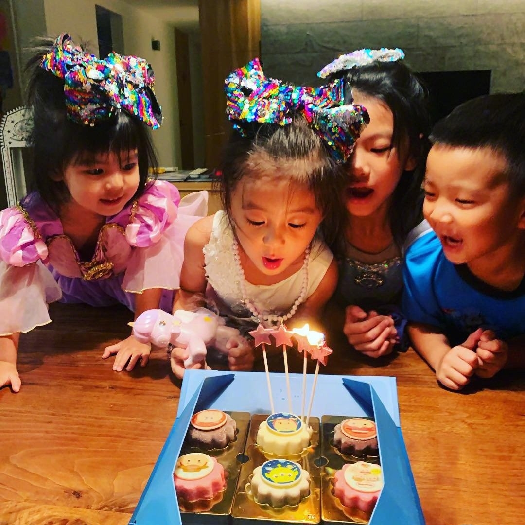 另外的一组造型,咘咘和bo妞以及另外两个小朋友同框