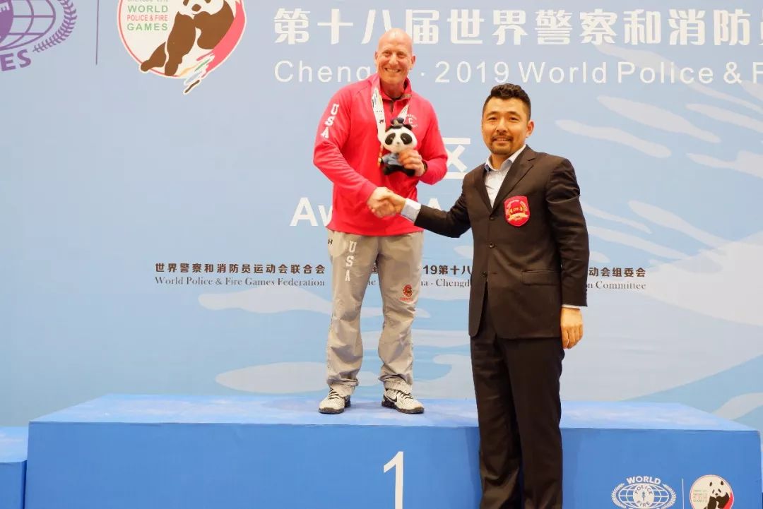 cpf力量举健力联赛创始人王世奇先生为世界警察运动会颁奖