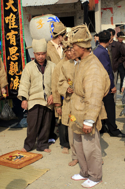 成服"礼就是正式穿上孝服的仪式.