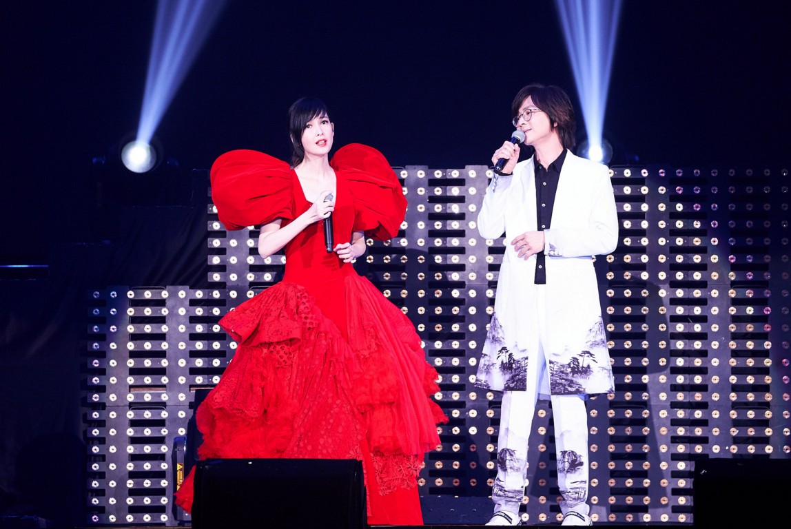 林隆璇为周慧敏演唱会站台 牵手合唱经典《流言》