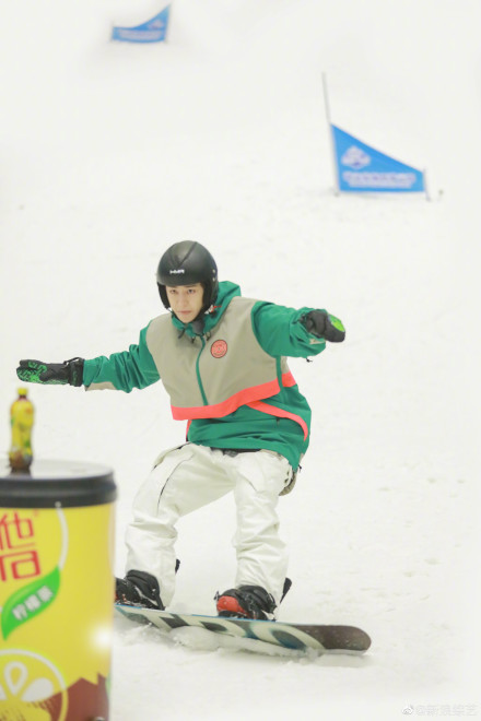 王一博极限青春最新滑雪look新鲜出炉是滑雪场里最酷的小孩没错了