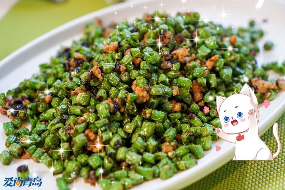 主要由橄榄菜,肉末,豆角炒制而成这是一道点击率极高的菜豆角榄菜炒
